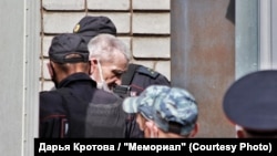 Историк Юрий Дмитриев перед оглашением приговора около Петрозаводского городского суда. Фото: Дарья Кротова / "Мемориал" 