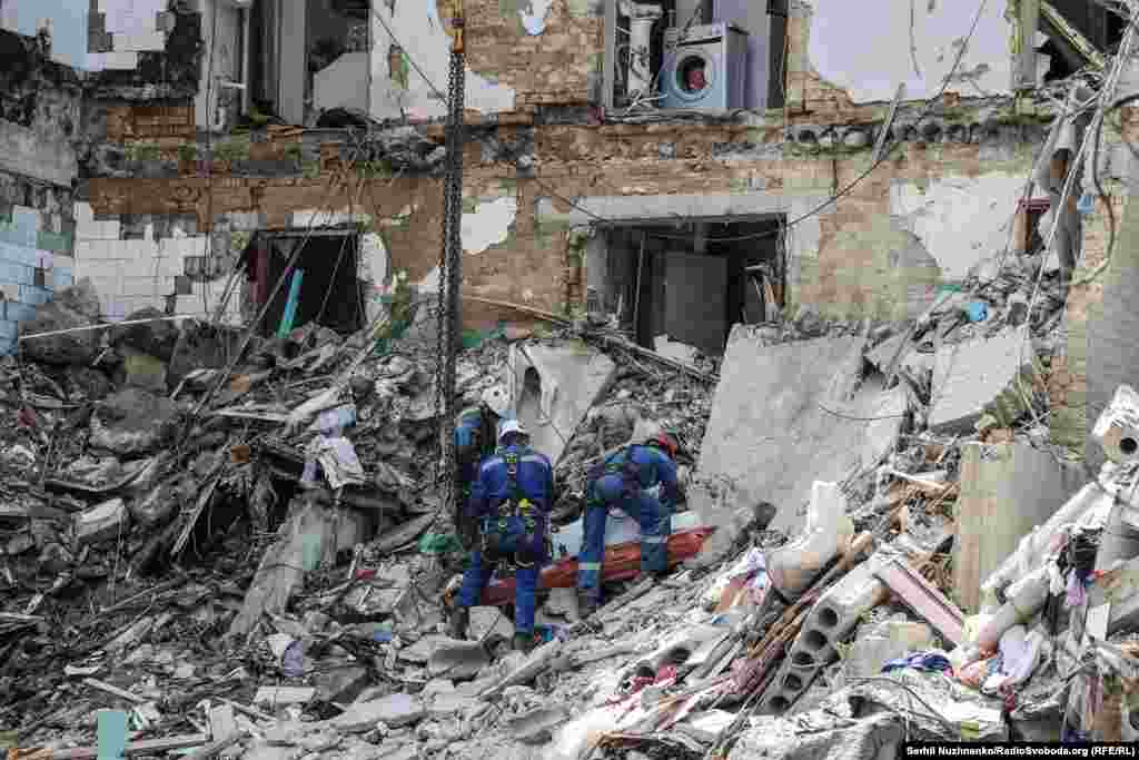 Рятувальники дістали тіло загиблої людини з-під руїн житлового будинку, який зазнав російського ракетного удару. Київ, 23 червня 2025 року
