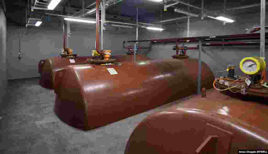 Rezervoare care alimentează cu motorină sistemele de ventilație și generatoarele electrice din interiorul unui adăpost OSM. În interiorul OSM nu se păstrează alimente. Filip spune că &bdquo;se așteaptă ca oamenii care vin aici în caz de urgență să își aducă propriile alimente&rdquo;. &nbsp;