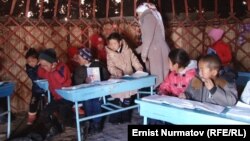 Мектептин жоктугунан боз үйдө окуган балдар, Кара-Суу, Кожокен айылы, 17-февраль, 2016-жыл