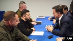 Președintele Ucrainei Volodimir Zelenski și șeful biroului președintelui Ucrainei Andrei Iermak discută cu secretarul general al NATO Mark Rutte în timpul reuniunii Grupului de Contact pentru Apărare a Ucrainei de la Baza Aeriană Ramstein.