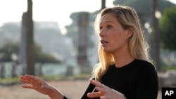 Laura Harth, directorul de campanie al Safeguard Defenders, Roma, 27 octombrie 2022. China a înființat cel puțin 100 de „secții de poliție” în străinătate, iar activiștii spun că acestea ar fi folosite pentru a urmări și hărțui disidenții.