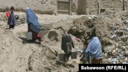 شماری از باشندگان کابل که در کوه‌ها زندگی می‌کند به آب آشامیدنی صحی دسترسی ندارند.