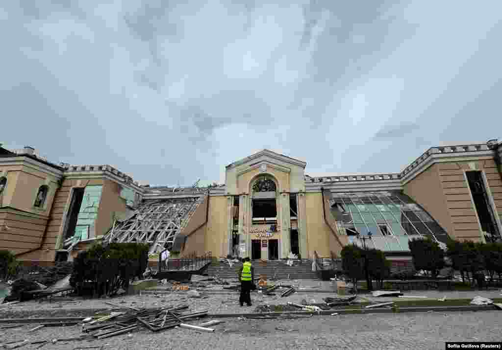 Пошкоджена обстрілом будівля Сумського державного університету. Внаслідок удару постраждало багато історичних будівель. Пошкоджень також зазнали будівля дитячого театру, університетська бібліотека, Інститут фізики, костел