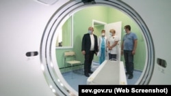 Российский губернатор Севастополя Михаил Развожаев во время установки компьютерного томографа в инфекционной больнице Севастополя, август 2020 года