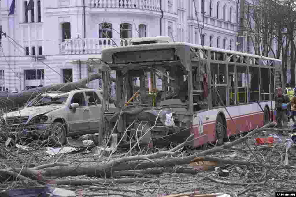 Згорілий автобус на вулиці міста Суми після російської ракетної атаки.13 квітня РФ завдала удару двома балістичними ракетами типу «Іскандер-М» по центру міста. Як повідомили в Офісі президента України, російські війська використали ракету з касетними боєприпасами