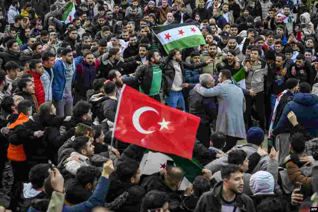 Сиријците во Турција слават пред џамијата Фатих во Истанбул.