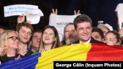 Никушор Дан в окружении сторонников, Бухарест, 18 мая 2025 года