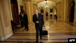 Лидерот на мнозинството во Сенатот, демократот Хери Рид пристигнува во Конгресот