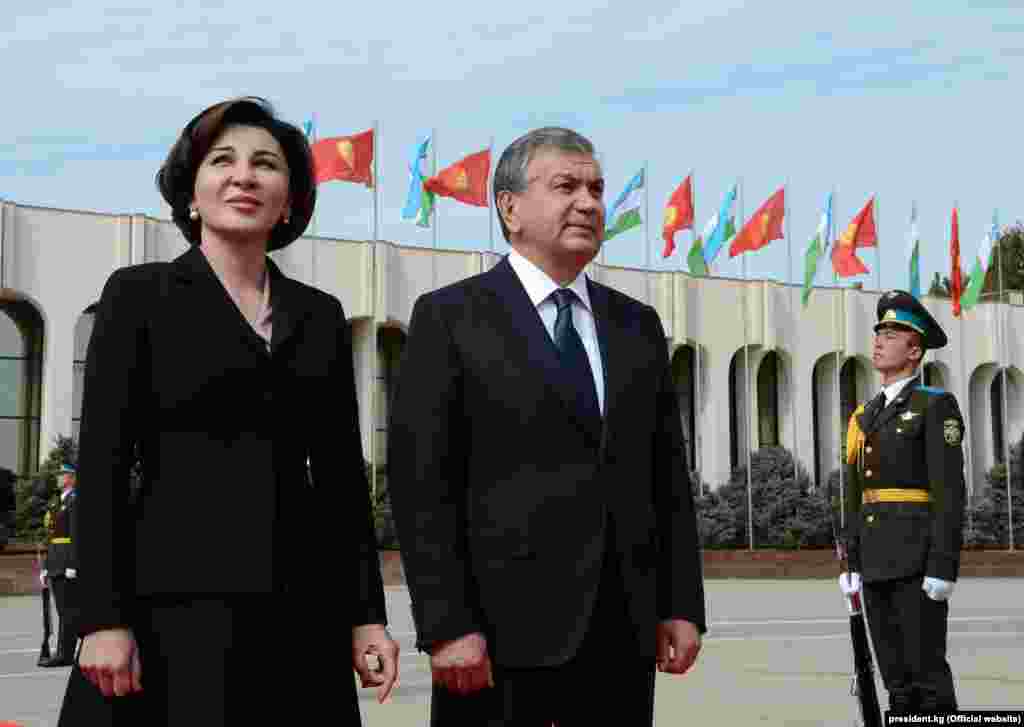 Президент Алмазбек Атамбаев баштаган кыргызстандык делегацияны Ташкент аэропортунан өзбек президенти Шавкат Мирзиёев жубайы&nbsp;Зироатхон менен тосуп алды.