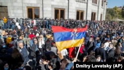 Ереванда нааразылык акциясына чыккан адамдар. 11-ноябрь, 2020-жыл.