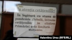 La intrarea în primăria Cahul