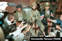 Один із чеченських польових командирів Шаміль Басаєв (посередині) дає пресконференцію в захопленій лікарні в місті Будьоновську Ставропольського краю. РФ, 13 червня 1995 року