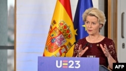 Președinta Comisiei Europene, Ursula von der Leyen în timpul conferinței de presă comună cu prim-ministrul Spaniei Pedro Sanchez, 3 iulie 2023.