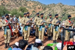 Почетный караул пакистанской армии на похоронах бойца Пограничного корпуса страны, убитого во время столкновений с талибами на афгано-пакистанской границе. 17 октября 2025 года