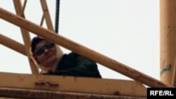 Дольщица Кульзайнат Абылова на башенном кране, требует возврата денег, вложенных в бизнес Кажимкана Масимова.  Астана, 17 мая 2010 года.