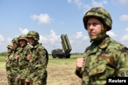 Солдати сербської армії стоять біля китайської ракетної системи середньої дальності FK-3 – новітньої зброї, отриманої сербською армією, під час демонстрації можливостей протиповітряної оборони сербської армії. Батайниця, Сербія, 30 квітня 2022 року