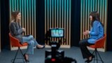 Victoria Belous, deputată PAS, fostă ministră a Finanțelor, și Cristina Popușoi, gazda podcastului Pe Agendă, în studioul Europei Libere din Chișinău.