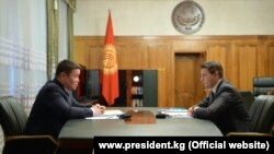 Президенттин милдетин аткаруучу Талант Мамытов жана өкмөт башчынын милдетин аткаруучу Артем Новиков. 
