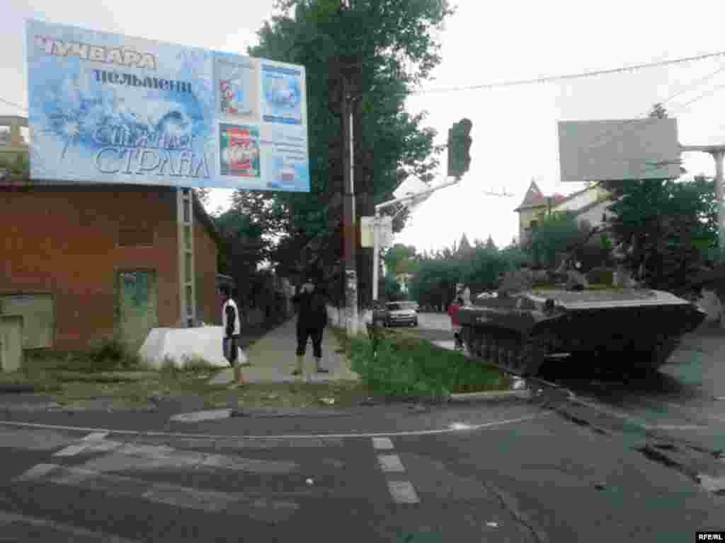 Ош шаарындагы көчөлөрдүн бири. 11-июнь, 2010-жыл. Бул күнү Ош шаарына, Өзгөн, Кара-Суу жана Араван райондорунда өзгөчө абал жарыяланып, түнкү саат экиден тартып коменданттык саат киргизилген.&nbsp;