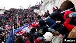 Спаркс потрапив до будівлі Капітолію через розбите вікно після того, як інший учасник заворушень вибив скло щитом, відібраним у поліції (фото штурму будівлі Капітолія ілюстраційне)