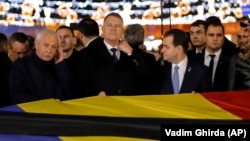 Președintele României Klaus Iohannis (centru) și premierul Ludovic Orban (dreapta), 22 decembrie 2019 