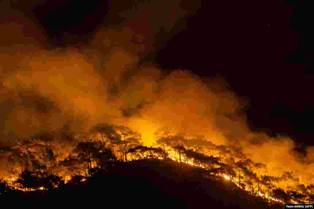 Оваа фотографија прикажува шума како гори додека огромен шумски пожар зафатил медитеранско одморалиште во областа Мармарис во Мугла, на 1 август 2021 година.