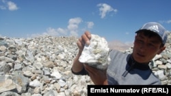 Чоң-Алайдагы жергиликтүү калк кытайлык компанияга алтын рудасын ташып кетүүдө деп нааразылык билдирип чыккан.  11-август, 2011-жыл. 