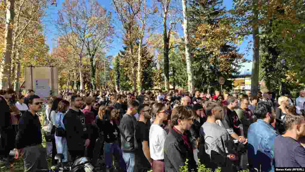 Banjalučani na komemorativnom skupu za stradale u Novom Sadu, Banjaluka. 1. novembar 2025.Nakon pogibije 16 ljudi u padu nadstrešnice na rekonstruisanoj Željezničkoj stanici u Novom Sadu 1. novembra 2024. širom Srbije uslijedili su protesti, sa zahtjevima da se utvrdi odgovornost. 