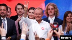 Прем’єр-міністр Польщі Дональд Туск поруч із мером Варшави Рафалом Тшасковським після оголошення результатів екзит-полів на виборах до Європейського парламенту. Польща, 9 червня 2024 року