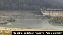 Lucrările la barajul de la lacul Paltinu și ploile recente au obligat Apele Române să întrerupă aprovizionarea populației din mai multe localități cu apă. 
