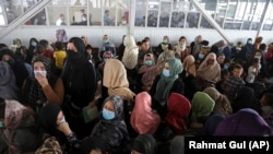 آرشیف - شماری از زنانی که در ریاست عمومی پاسپورت حکومت طالبان در کابل برای گرفتن پاسپورت مراجعه کرده اند