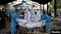 Нью-Делиде крематорийде коронавирустан каза болгон адамдын сөөгүн өрттөөгө даярдап жатышат. 21-апрель, 2021-жыл.