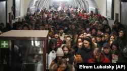 Oamenii se adăpostesc într-o stație de metrou în timpul unei alarme de raid aerian la Kiev, pe 20 decembrie.