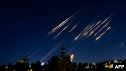 Ракета, запущенная из Ирана, видна в ночном небе над Иерусалимом, 14 июня 2025 года