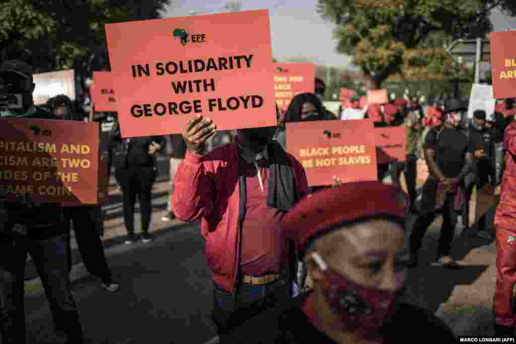 Manifestație de solidaritate cu protestele din SUA, în fața ambasadei americane din Pretoria, Africa de Sud, 8 iunie 2020.