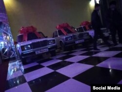 Машины, которые были выставлены на свадьбе сына Жалила Атамбаева в качестве подарков гостям за участие в конкурсах.