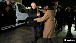 Вызваленага нобэлеўскага ляўрэата Алесь Бяляцкага ў Вільні сустрэла Сьвятлана Ціханоўская