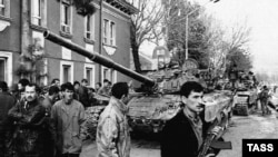 Полковник Махмуд Худайбердиевдин бригадасы Дүйшөмбүнүн Турсунзаде көчөсүндө, 9-январь, 1997-жыл