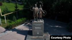 Коронавирустан каза болгон медицина кызматкерлерине жана медициналык окуу жайлардын студенттерине арналган айкел.