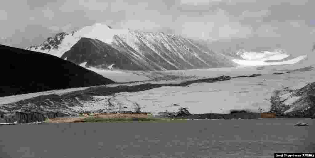 Кыргызстандагы эң узун жана Борбор Азиядагы башкы суу артерияларынын бири болгон Нарын дайрасы дал ушул Кумтөрдөгү Давыдов, Лысый, Петров (сүрөттө) өңдөнгөн миллиондогон жылдардан бери калыптанган мөңгүлөрдөн башталат.