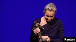 Юлия Навална прие статуетката за покойния си съпруг Алексей Навални