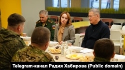 На фотографии глава Башкортостана Радий Хабиров сидит на встрече с военными из республики.