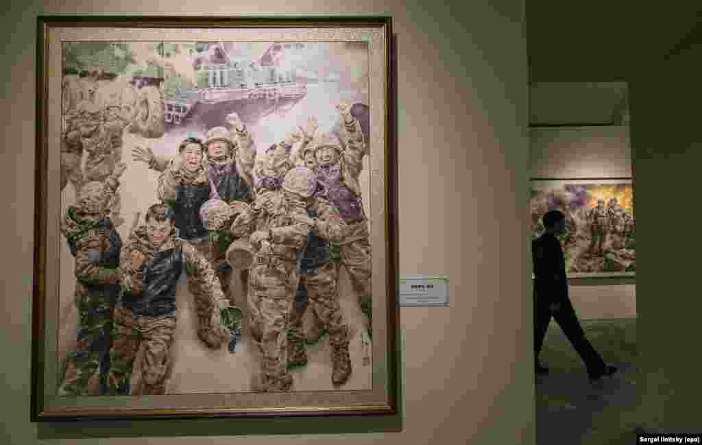 Картина «Радость от большой удачи».И Москва, и Пхеньян изначально опровергали сообщения южнокорейской разведки, которая в октябре 2024 года заявила, северокорейские военные сражаются на стороне России. Пресс-секретарь Кремля Дмитрий Песков тогда назвал эти сообщения «очередным фейком»