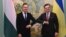 Ministrul ucrainean de externe Dmitro Kuleba (dreapta) îl primește ministrul maghiar de Externe Peter Szijjarto la Kiev, 25 iunie 2020
