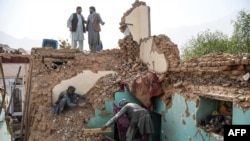 خانه‌ای در روستای در تاشقرغان بر اثر زلزله ویران شده.