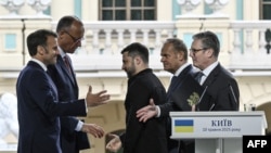 Президент Украины Владимир Зеленский (в центре) вместе с европейскими лидерами, архивное иллюстративное фото