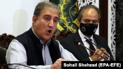 شاه محمود قریشي وویل، په مذاکراتو کې شوي پرمختګونه له خپل مشر عمران خان سره شریکوي ـ پخوانی انځور