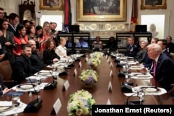 Президент США Дональд Трамп зустрівся з президентом України Володимиром Зеленським під час обіду в кімнаті засідань Кабінету міністрів Білого дому у Вашингтоні, округ Колумбія, США, 17 жовтня 2025 року