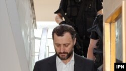 Fostul premier Vlad Filat, escortat de poliție în 2016. Condamnat la 9 ani închisoare, a fost eliberat pe 2 decembrie 2019. 